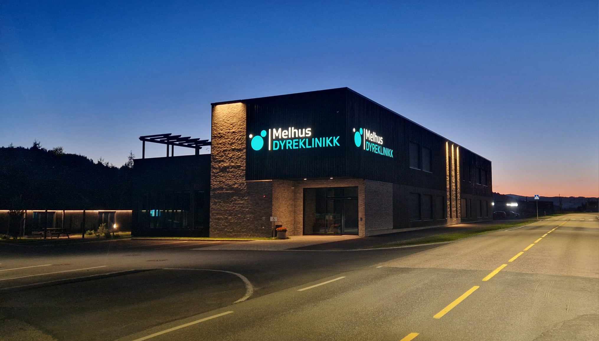 Bygningen til Melhus Dyreklinikk i solnedgang
