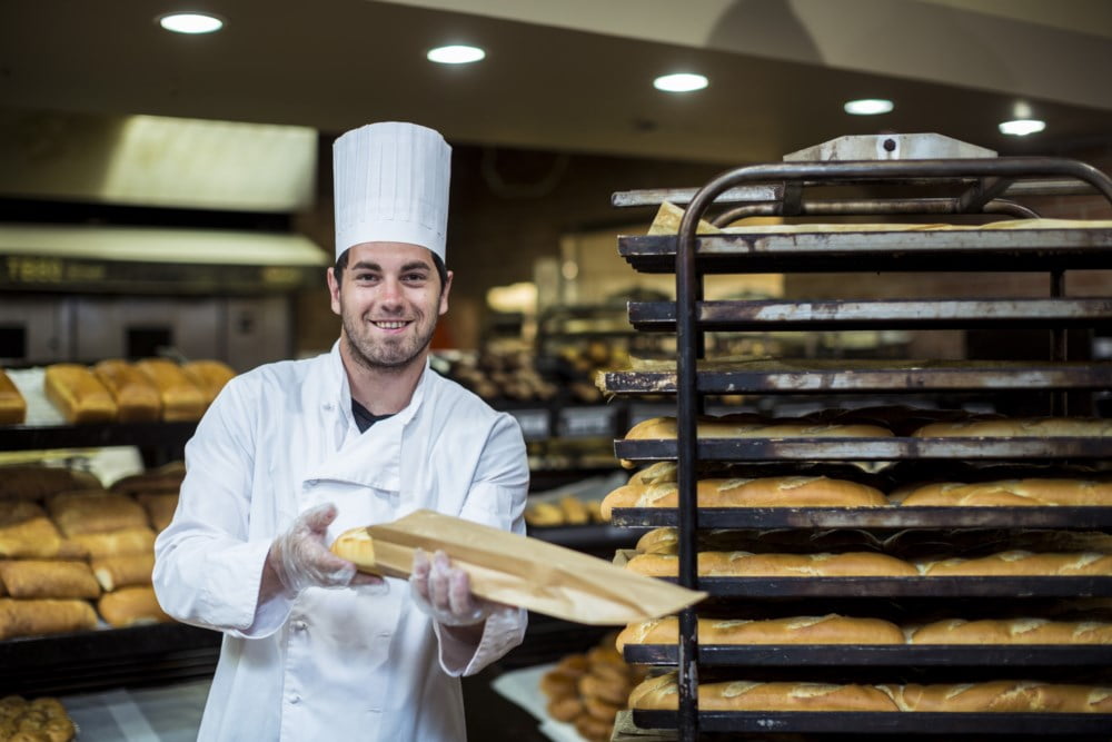 En bakermester viser frem baksten sin