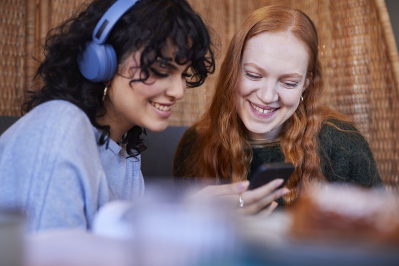 to jenter som leser om BSU - Boligsparing for ungdom